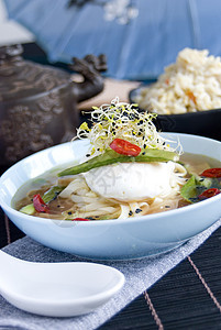 中国汤和偷鸡蛋水芹豆芽肉汤面条辣椒美味健康图片