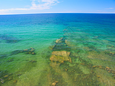 绿宝石水背景湖岸活力国家蓝色液体绿色岩石水晶图片