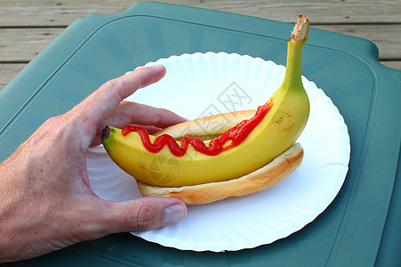 香蕉狗加番茄酱包子烹饪面包美味食物图片