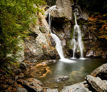 巴什比什在伯克郡坠落石头巨石树木瀑布溪流苔藓环境岩石叶子季节图片