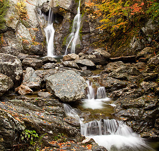 巴什比什在伯克郡坠落岩石瀑布石头巨石苔藓流动季节树木叶子溪流图片
