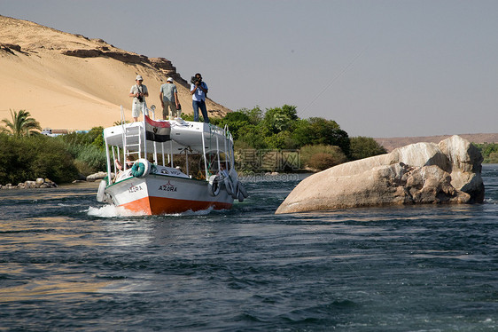 埃及阿斯旺附近尼罗河晴天航海河岸沙漠反射蓝色旅行阳光旅游冒险图片
