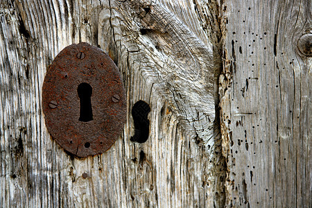 旧灰色旧木头上的密钥洞建筑学出口锁孔入口装饰品房子装饰风格金属安全图片