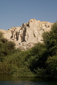 埃及阿斯旺附近尼罗河蓝色阳光风景石头岩石反射河岸旅行航海冒险图片