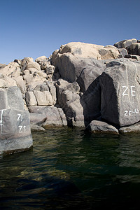 埃及阿斯旺附近尼罗河晴天阳光反射石头河岸风景假期旅行帆船旅游图片