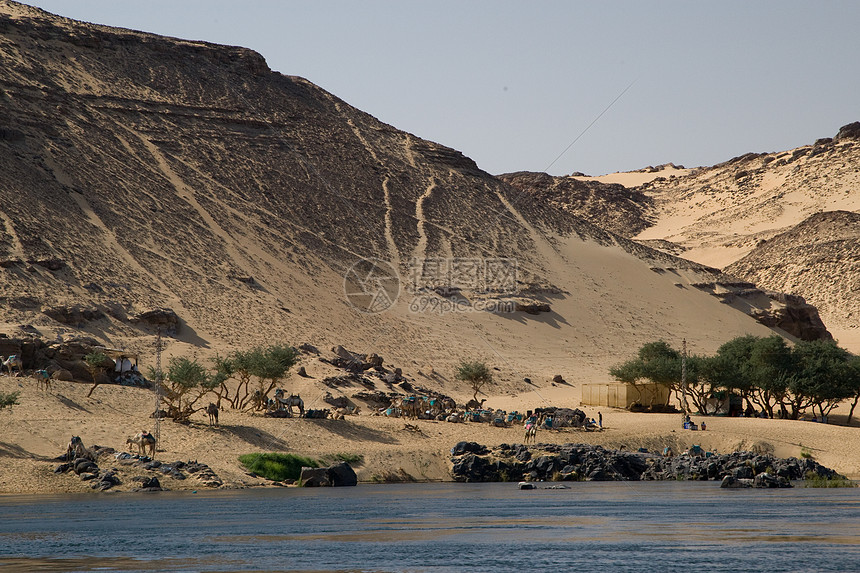 埃及阿斯旺附近尼罗河河岸航海风景旅游假期冒险沙漠岩石旅行蓝色图片