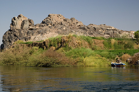 埃及阿斯旺附近尼罗河航海风景旅行河岸阳光帆船旅游假期反射岩石图片