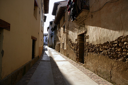 西班牙的好老村落 光束照亮图片