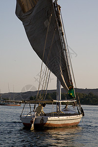 埃及阿斯旺附近尼罗河蓝色旅行假期风景晴天反射岩石河岸石头航海图片