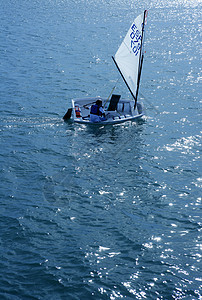 西班牙 Regatta号小型帆船速度孩子全体训练港口海洋水手涟漪游艇海浪图片