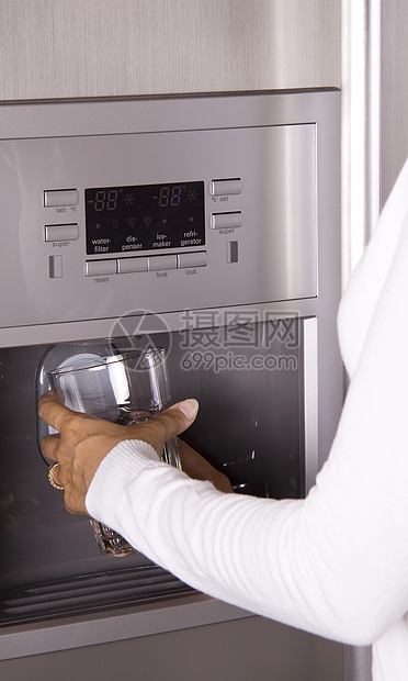 从冰箱里拿冰来立方体食物活力冻结白色冰块厨房家庭邮政灰色图片