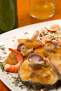 梅鲁扎拉西德拉草药蛤蜊饮食主菜美食对虾海鲜小精灵餐厅图片