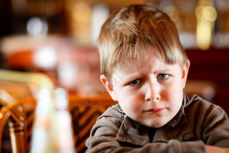愤怒的男孩童年悲伤孩子眼睛情绪化男生情感青年图片