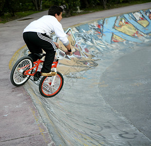 西班牙巴伦西亚市上空的城市bmx自行车图片