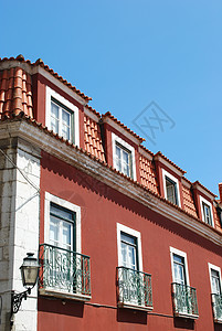 葡萄牙里斯本传统房屋建造工程葡萄牙里斯本灯笼旅行古董房子旅游建筑学市中心天空住宅窗户图片