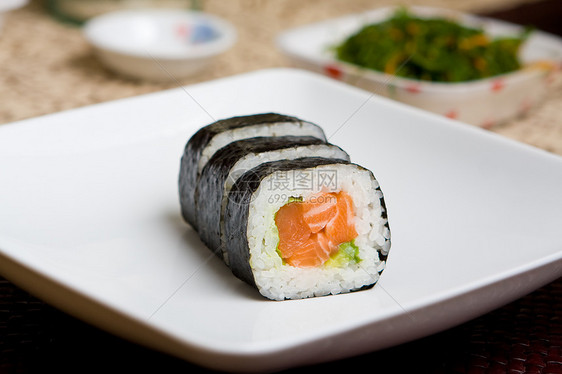新鲜的鲑鱼日本寿司大豆美食服务海鲜食物饮食文化盘子海藻海苔图片