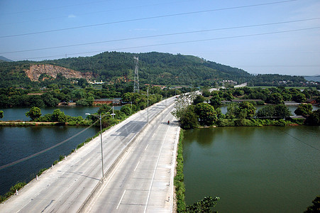 中国地貌     道路和湖泊图片