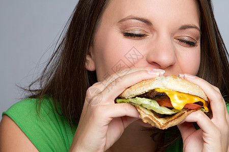 食食食物的女童灰色青少年饮食背景青年午餐黑发快乐女孩包子图片