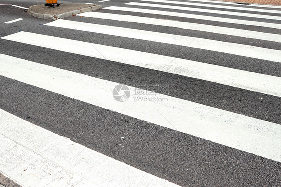 斑马过境点线条路面街道城市运输危险白色行人人行道图片