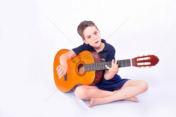 带吉他男孩声学男生字符串吉他乐感教育音乐小伙子图片