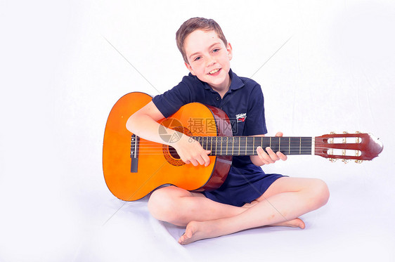 带吉他男孩男生吉他字符串小伙子音乐声学教育乐感图片