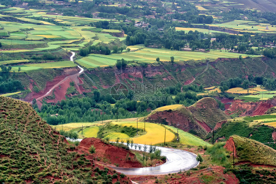 雅丹地貌风蚀地貌地质旅行地质学爬坡岩石红色图片