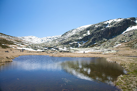 下雪山大湖图片