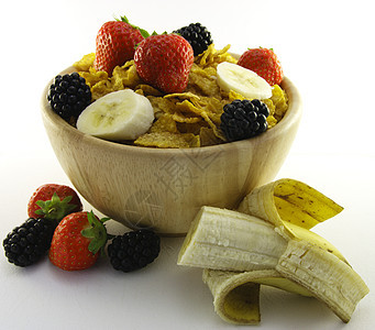 木林碗中的玉米和水果饮食薄片小吃谷物木头营养早餐小麦食物浆果图片