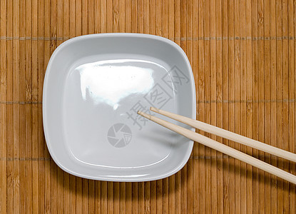 板和筷子用具桌子白色竹子餐厅餐具午餐文化木头环境图片