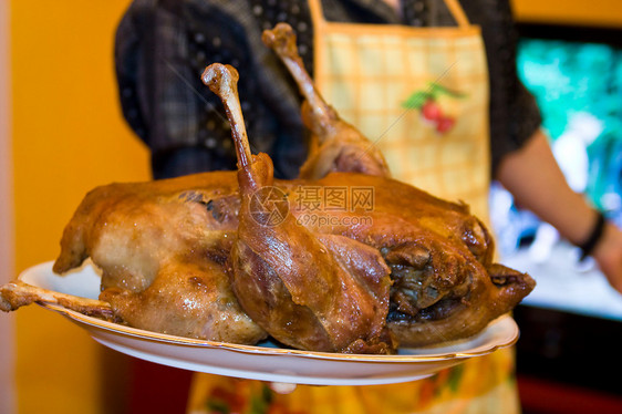 烤鹅 新年一顿丰盛的饭家禽菜单褐色烤箱食物鸭子盘子茶点火炉烹饪图片