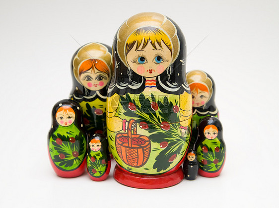 白色背景的俄罗斯马特约什卡娃娃头巾女孩套娃纪念品宝贝家庭玩具红色木头娃娃图片