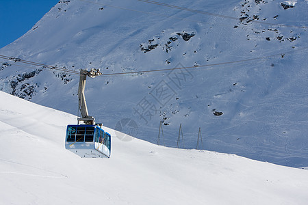 山丘高地风景蓝色岩石松树运输山脉旅行滑雪小路缆车图片