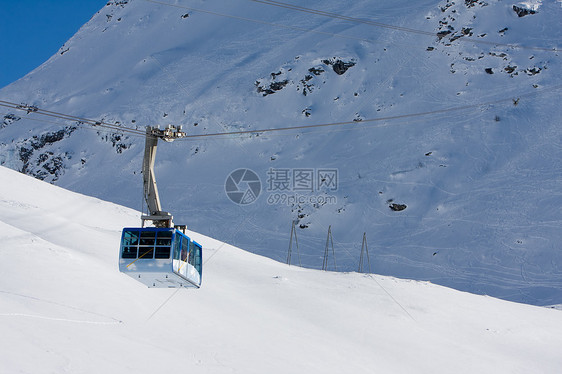 山丘高地风景蓝色岩石松树运输山脉旅行滑雪小路缆车图片