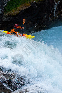 挪威的瀑布活力皮艇冒险追求力量薄雾运动员冲浪急流假期图片