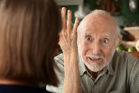 在家的老夫妇专注愤怒的男人老年紧张压力胡子成人讨论厨房男性牛仔女士图片