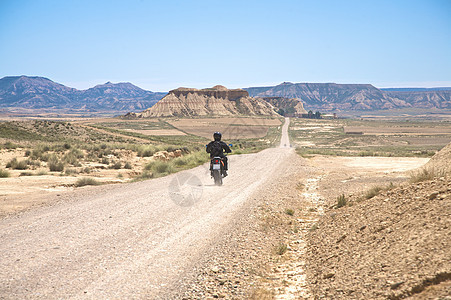 沙漠路上的摩托车图片