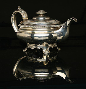 美丽的银茶壶图片