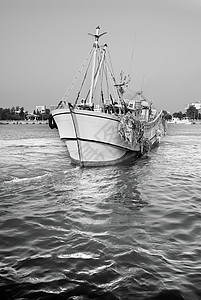 航行渔船图片