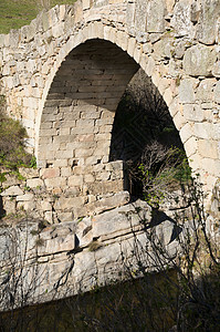 古桥的拱门图片