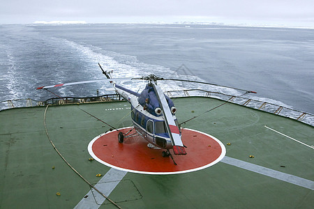 俄罗斯直升机破冰航班冻结空气图片