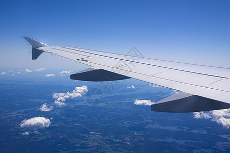 从飞机窗口看到云的景象旅行蓝色航班翅膀航空公司速度高度运输航空窗户图片