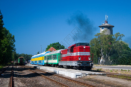 客乘火车旅行车站通勤者水平乘客风景机车运输铁路旅游图片