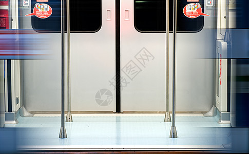 地铁站门打开旅行速度车站金属铁路火车技术运动民众交通图片