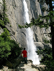 俯视着Yosemite瀑布的主要流水图片