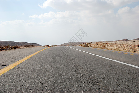 荒沙漠道路车道土地驾驶全景岩石天空沙丘运输地平线孤独图片