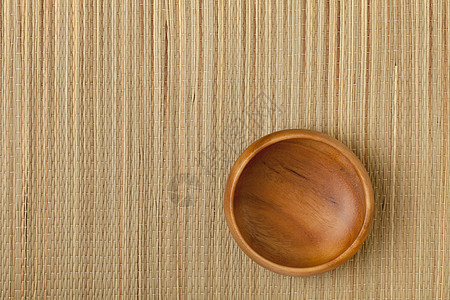 垫子上的空木板碗背景图片