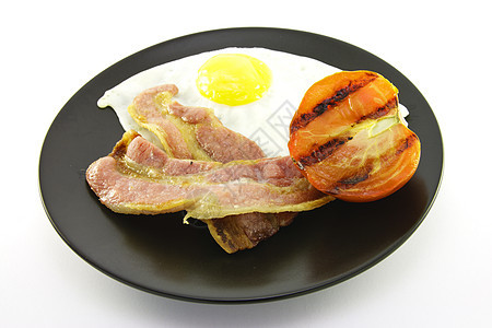 黑板上的培根 鸡蛋和番茄英语烹饪红色平底锅盘子味道带子黑色白色油炸图片