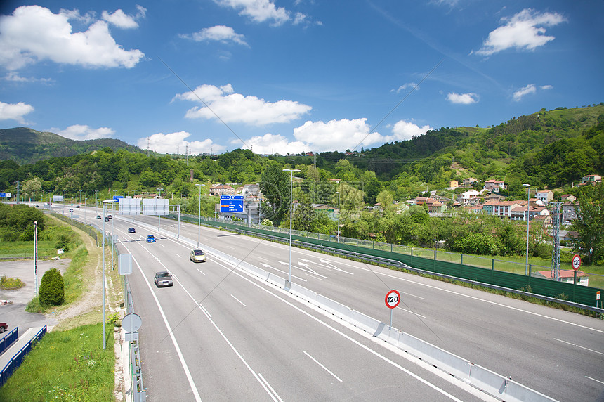 高速公路上信号爬坡交通车辆汽车灯笼村庄路面灯柱街道图片