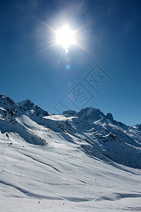 高山太阳阴霾季节滑雪暴风雪小路运动高度松树云杉全景图片