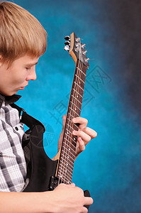 吉他手独奏手指吉他男性玩家娱乐音乐会男人音乐乐器图片